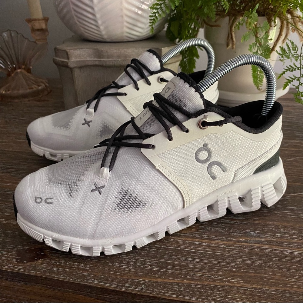 On Cloud X 4 Training Athletic Shoes Running Sneaker Women’s 7 Ivory White Black - Picture 2 of 10